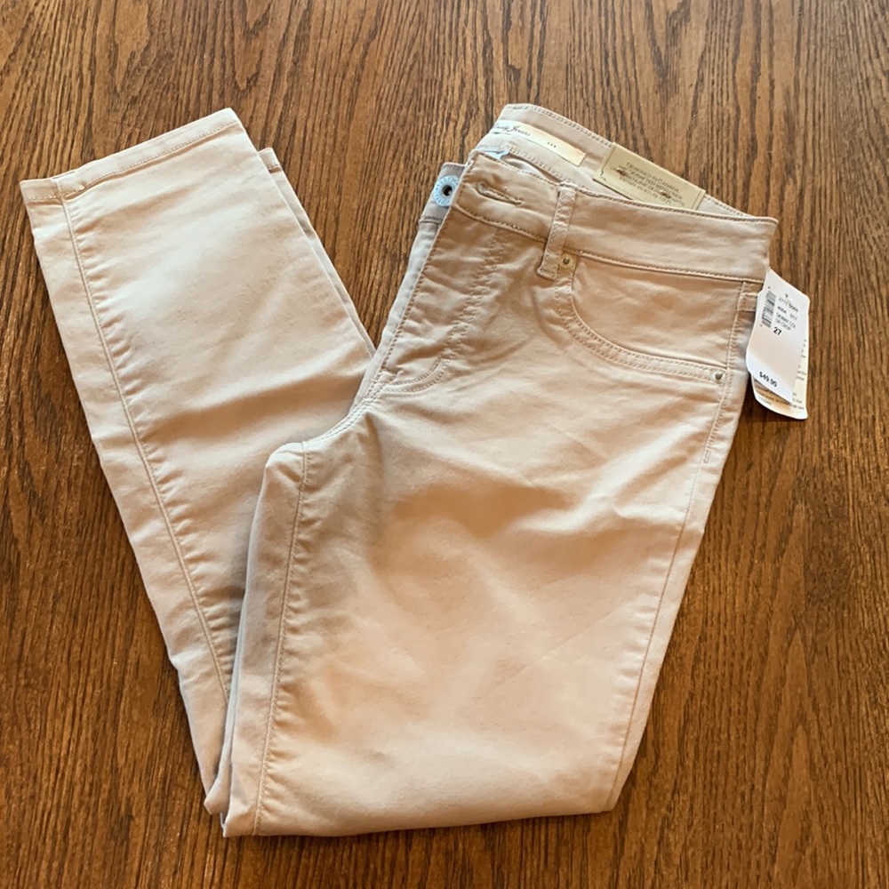 NWT. Brody Capri